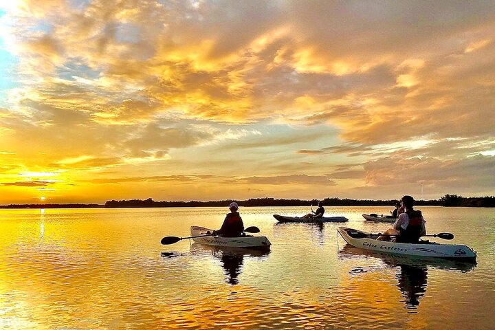 Feeling weightless in a kayak while watching the sunset over the Thousand Islands Conservation Area on a kayak tour with Fin Expeditions.